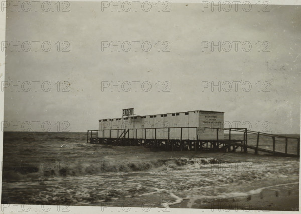 Pier with changing rooms in the Zuiderzee at the beach of Valkeveen, photograph, inscription: 'AI',