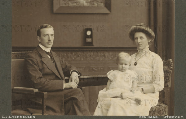 Portrait of an unknown couple and their daughter, cabinet photograph, inscription: 'CJL Vermeulen,