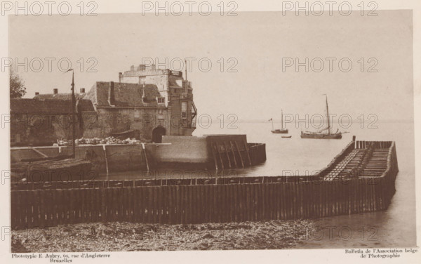 View of a dock, page, photomechanical print, inscription: 'Bulletin de l'Association belge de