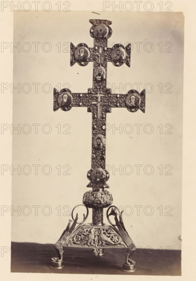 Golden cross with relic from the collection of the Soeurs de Notre-Dame de Namur, displayed at an