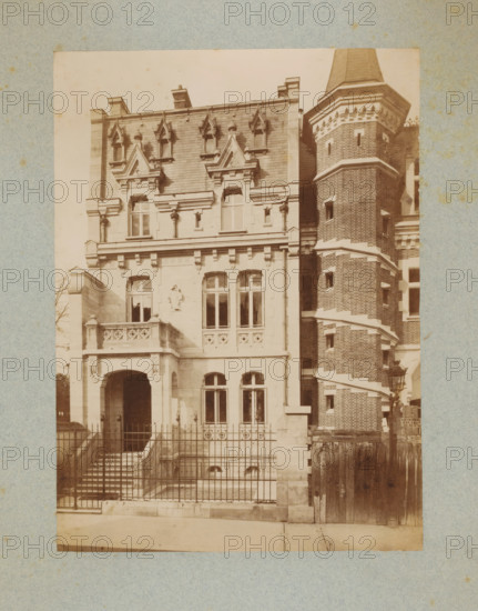 Façade of a building in Paris, photograph, This photo is part of a cover with 35 photos and a title