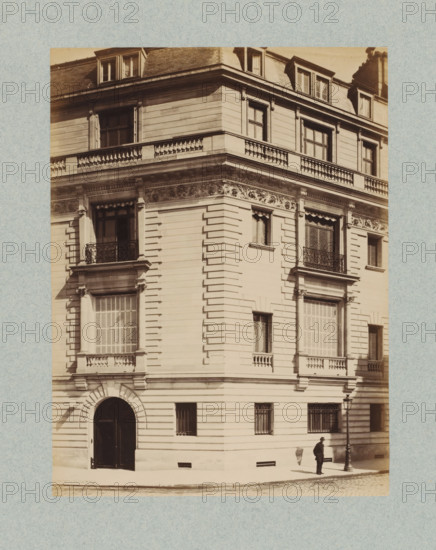 Corner of a building in Paris, photograph, This photo is part of a cover with 35 photos and a title