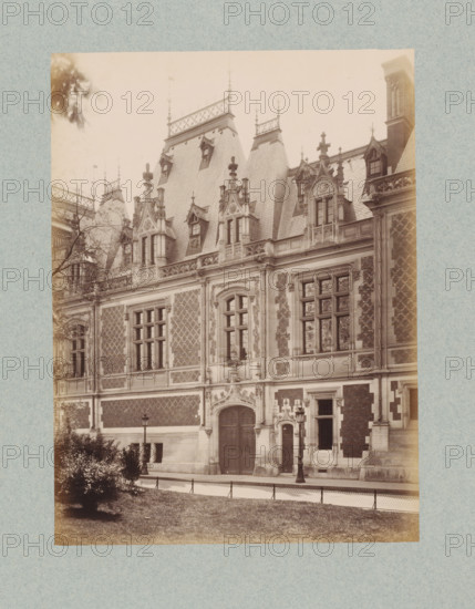Façade of a residential house in Paris, designed by Jules Février, photograph, This photo is part