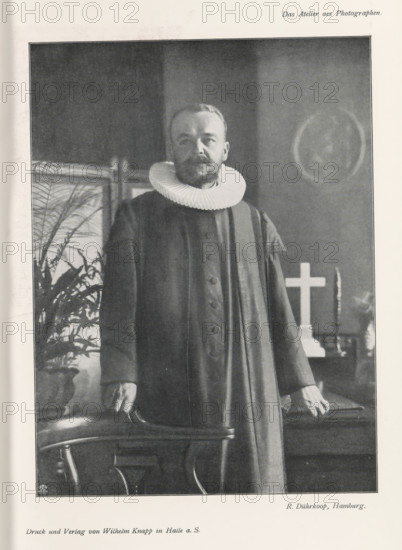 Portrait of an unknown man with collar, page, photomechanical print, inscription: 'Das Atelier aes