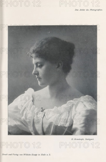 Portrait of an unknown woman, page, photomechanical print, inscription: 'Das Atelier des