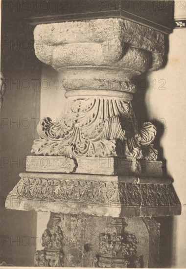 Two shots of capitals with bases in the Paulusabdij in Utrecht, Chapiteaux et bases, XIIe Siècle,