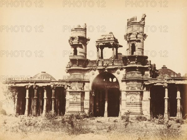Mulik Alum's Mosque, View of the Malik Alam Mosque in Ahmedabad, photograph, page, number: '10.',