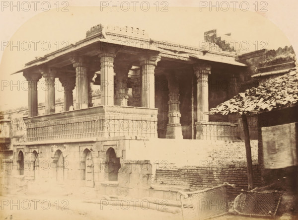 The Jumma Mosque.- Hindoo Porch in the center of the Southern Colonnade, Portal in a colonnade of