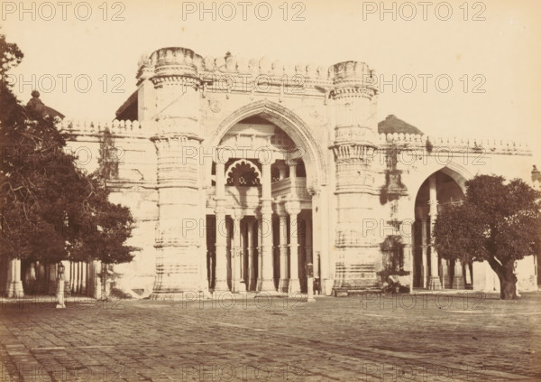 Façade of the Jama Masjid in Ahmedabad, The Jumma Mosque.- Nearer view, photograph, page, number: