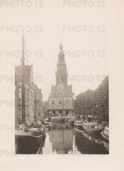 View of the Waag in Alkmaar, page, photomechanical print, title: 'The Town Weighing House, Alkmaar