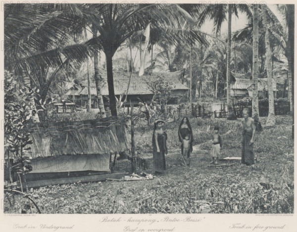 Inhabitants of Batak village 'Pintoe-Bessi' on Sumatra, with a grave in the foreground, Batak -