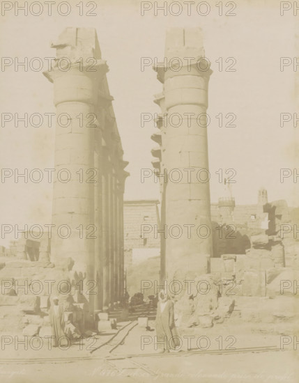 Temple of Luxor, Louksor Grande colonnade prize de profil, Colonnade with rails in Luxor (former
