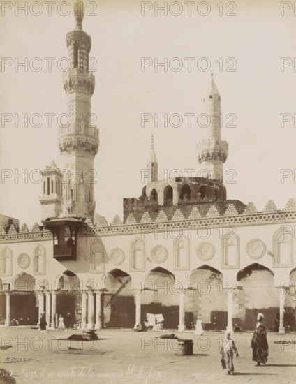 Courtyard and minarets of the Al-Azhar Mosque in Cairo, Cour et minarets de la mosquée El-Azhar,