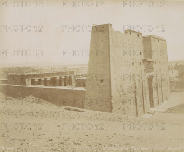 Edfou Vue general e du temple, View of the Temple of Horus in Edfu, photograph, Part of Travel