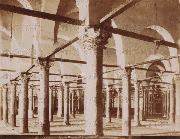 Kairouan, Grande Mosquée (vue intérieure), Courtyard of the Great Mosque of Kairouan, photograph,