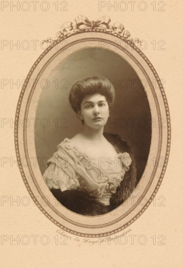 Adeh van Braam, Oval portrait of Adeh van Braam, photograph, The photo is pasted in an oval drawing