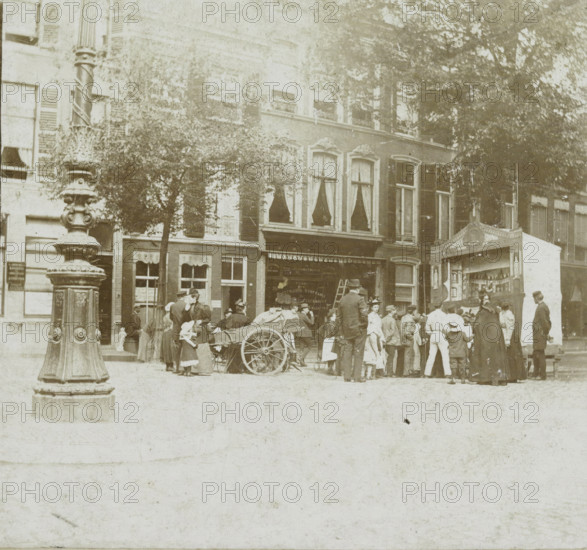 The Hague, Street scene with puppet show in The Hague, stereograph, inscription: 'RBK',