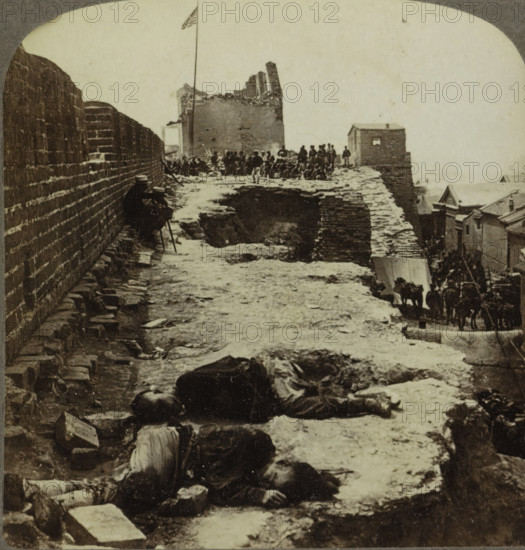 Victims of the Battle at Tientsin in China, stereograph, inscription: 'We are just inside the