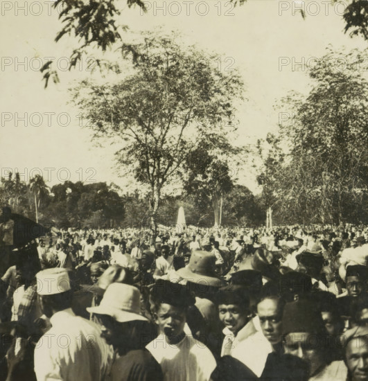 Crowd of people in a square, possibly on Borneo, Indonesia, stereograph, 1900 - 1940, photographer,