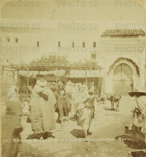 Tetuan. Mosque de la place des Babucheros. Maroc, Passers-by on the Babucheros Square in Tétouan,