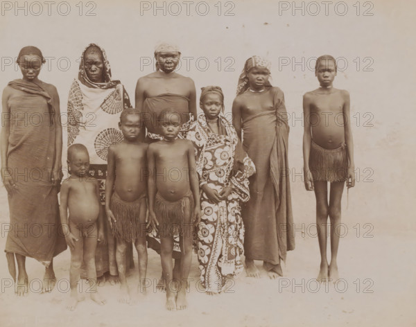 Femmes et enfants des regions equitoriales, Group portrait of nine unknown women and children from