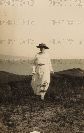 Portrait of an unknown woman near a coast, photograph, inscription: 'Voor Kees, from aunt Cor',