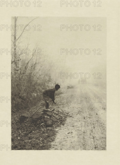 Worker along the road, Dans le brouillard, photomechanical print, photographer: Jean-Ferdinand