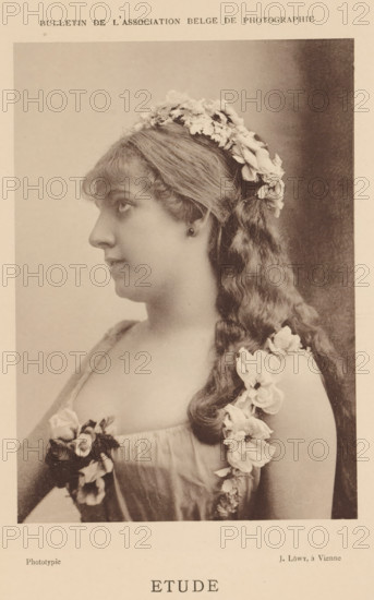 Etude, Portrait of an unknown woman with a flower wreath, page, photomechanical print,
