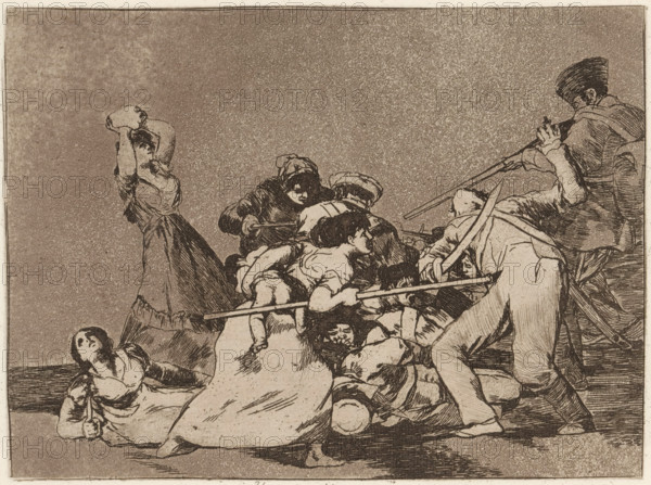 Y son fieras, Woman with a baby under her arm stabs a soldier to death with a lance, Los desastres