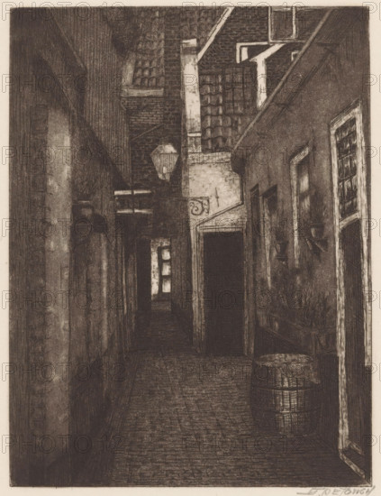 Alley at evening, print, In the alley a wooden barrel., inscription: 'S. de Jongh Twijnstraat 43