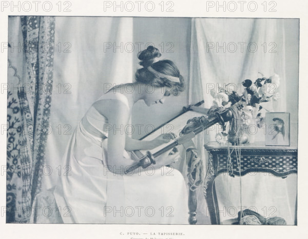 Woman behind a loom, La tapisserie, page, photomechanical print, name: 'Jean Malvaux PH',
