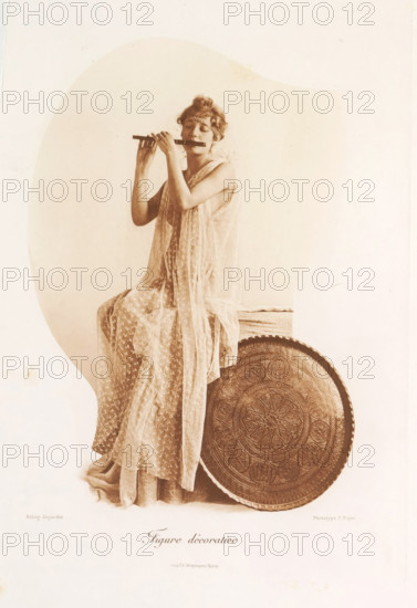 Figure décorative, Woman playing flute with a bowl, page, photomechanical print, photographer: