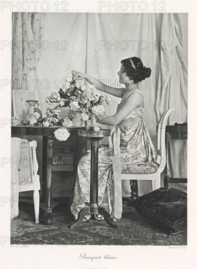 Flower arranging woman in an interior, Bouquet blanc, page, photomechanical print, photographer:
