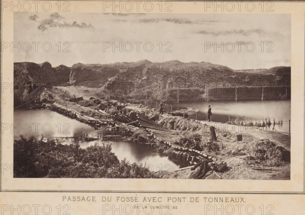 Passage du fossé avec pont de tonneaux de la lunette 52, View of a passage through a fortress and a