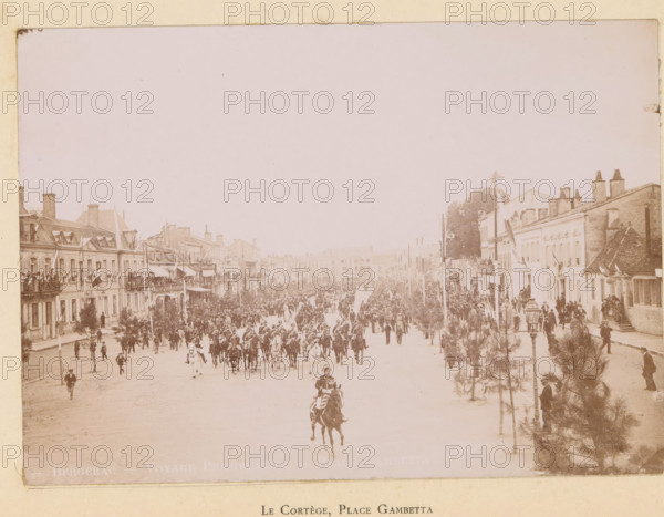 Le cortège, Place Gambetta, Bergerac- Voyage presidentiel- Place Gambetta, View of the entry of