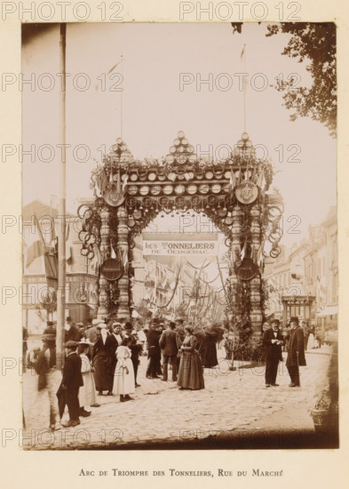 View of a triumphal arch in the Rue du Marché in Bergerac in honor of the entry of President Félix