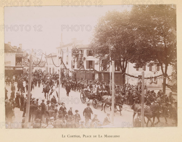 Le cortège, Place de la Madeleine, Bergerac- Voyage presidentialiel- Eaubourg de la Madeleine, View