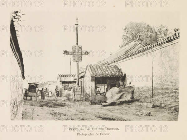 Street with customs posts in Beijing, Pékin. - La rue des customs, page, photomechanical print,