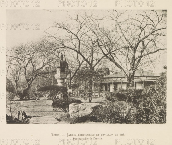 Garden in Tokyo, with a tea pavilion in the background, Tokyo. - Jardin private et pavillon de Thé,
