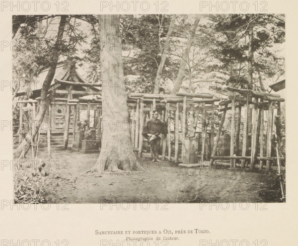 View of an Oji shrine near Tokyo, Sanctuaire et portiques a Oji, près de Tokyo, page,
