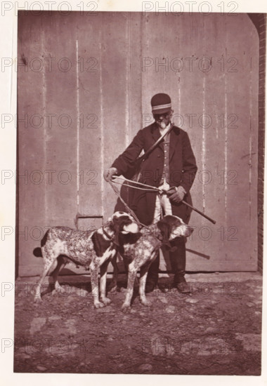 Hunter with the hunting dogs Cruelle and Généraux, page, photomechanical print, photographer: Léon