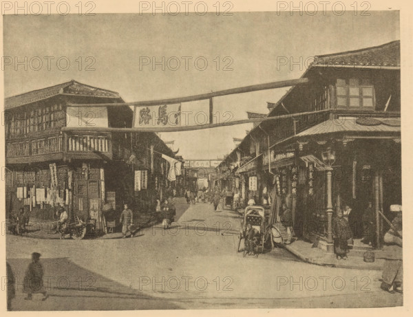 A street in Shanghai, page, photomechanical print, Shanghai, printmaker: Meisenbach's Autotype