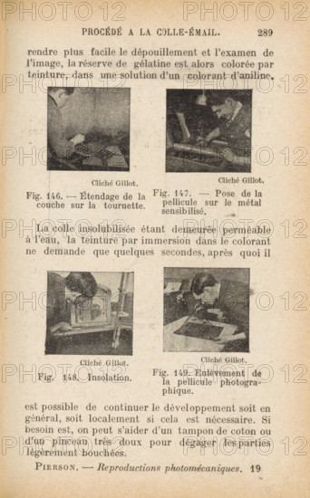 Man making a photomechanical print in four steps, Étendage de la couche sur la tournette. Pose of