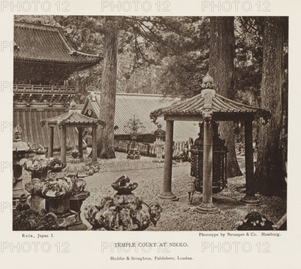 Temple court at Nikko, page, photomechanical print, Nikko, printmaker: Strumper & Co, Hamburg