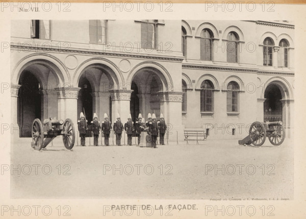 Façade of a barracks of the Svea livgarde in Stockholm with soldiers and cannons in front, Partie