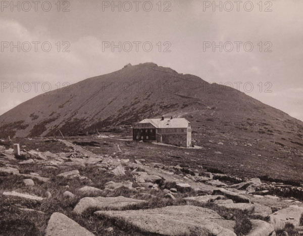 Die Schneekoppe mit der Riesenbaude, View of the Schneekoppe, page, photomechanical print, maker: E