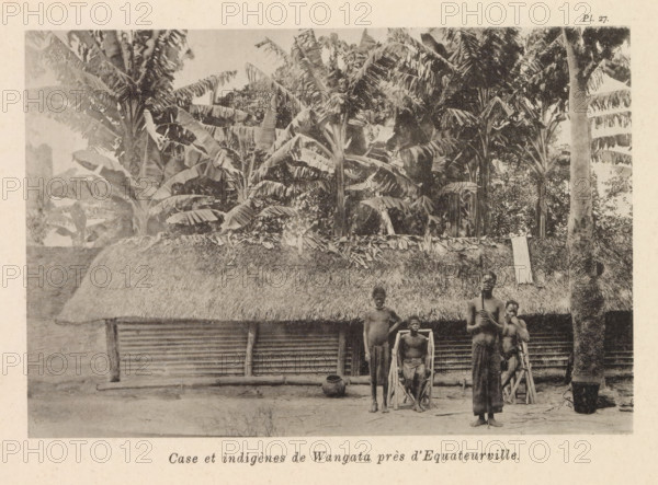 Four residents of Wangata in front of a wooden house, Case et indigènes de Wangata près