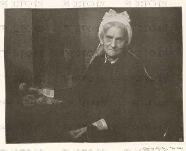Portrait of an unknown old woman, page, photomechanical print, photographer: Gertrude Käsebier,