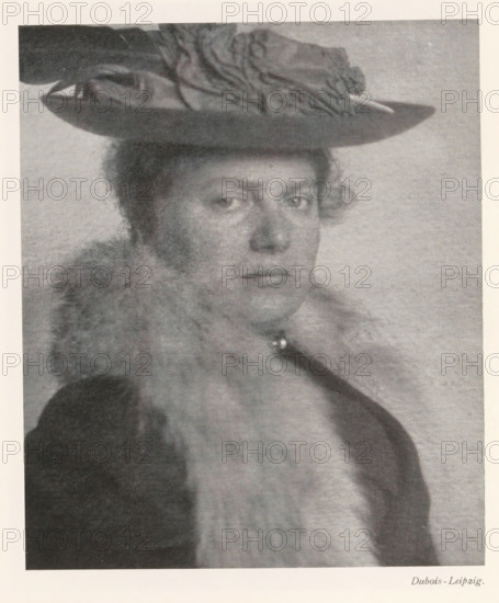 Portrait of an unknown woman, page, photomechanical print, photographer: Dubois, cliché maker:
