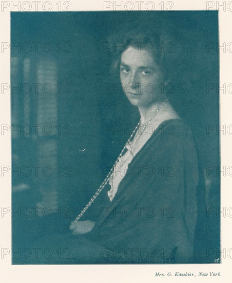 Portrait of an unknown woman with a long pearl necklace, page, photomechanical print, photographer: